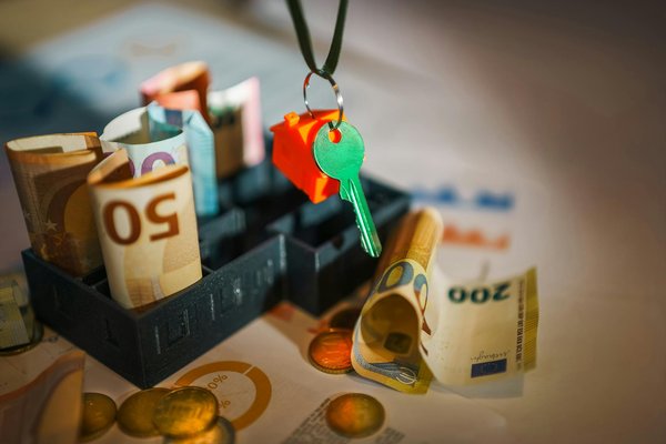 Rinnova il tuo guardaroba primaverile: consigli di stile per abbinare la giacca bomber in seta con eleganza